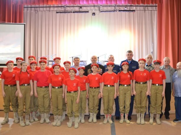 Юнармейский отряд "Патриот" принял участие во встрече с ветеранами боевых действий , участниками локальных войн, которая состоялась 18 мая в ЧРДК<span style=