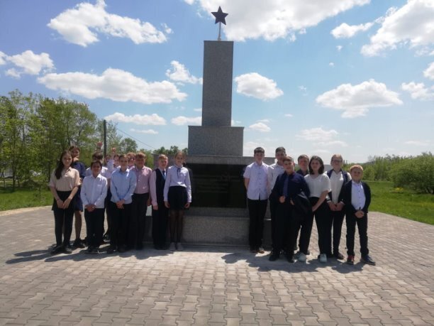 19 мая 2022 года учащиеся 6 "б" класс МБОУ СОШ №5 пгт. Сибирцево побывали на экскурсии у памятника Партизанам Гражданской войны.