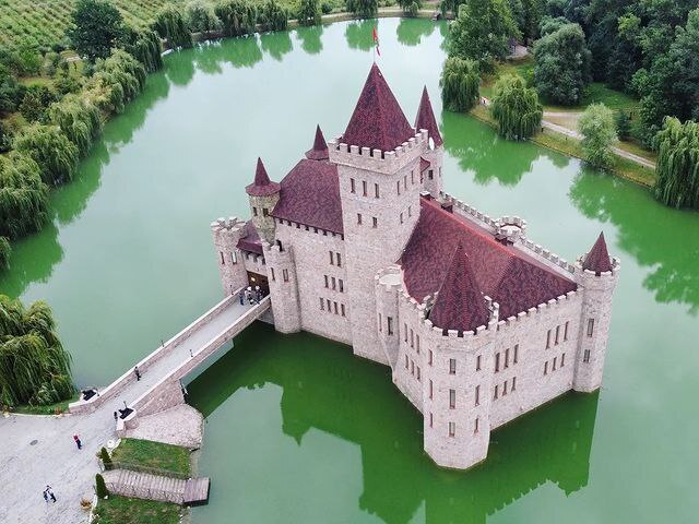 Одно из самых популярных достопримечательностей в Кабардино-Балкарии, Замок Шато Эркен, на это стоит посмотреть