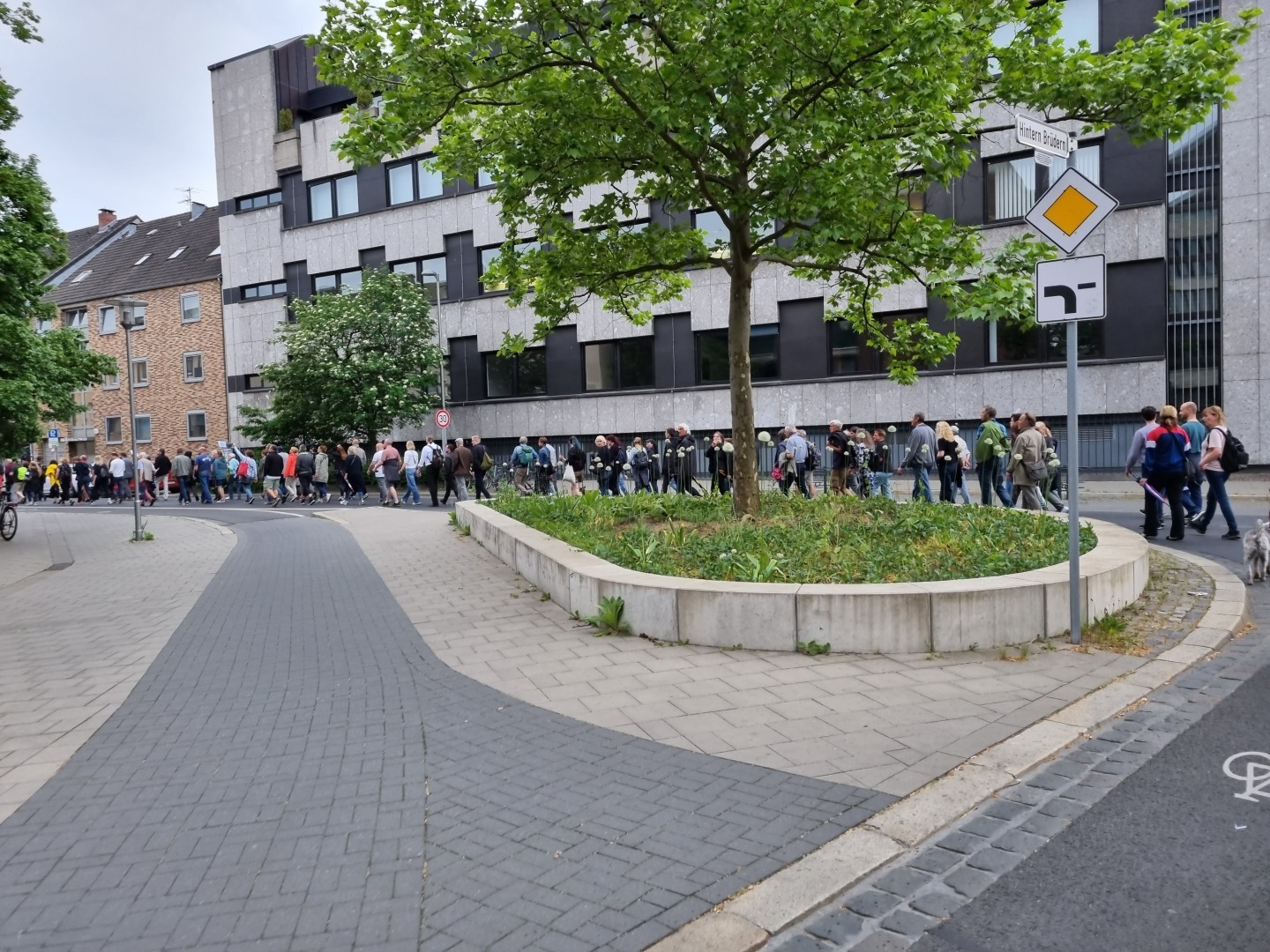 Митинги в Брауншвейге, несмотря на ослабление коронавирусных ограничений продолжаются. Меняются и лозунги