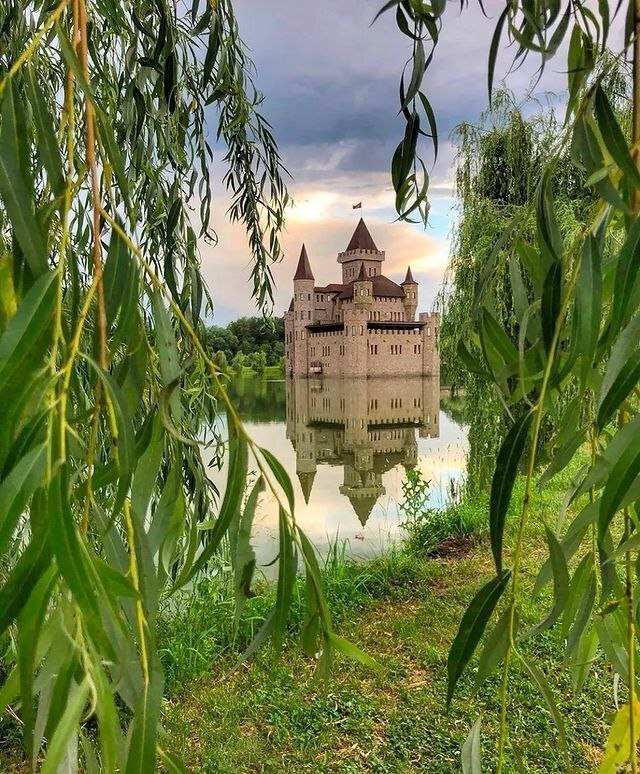 Одно из самых популярных достопримечательностей в Кабардино-Балкарии, Замок Шато Эркен, на это стоит посмотреть