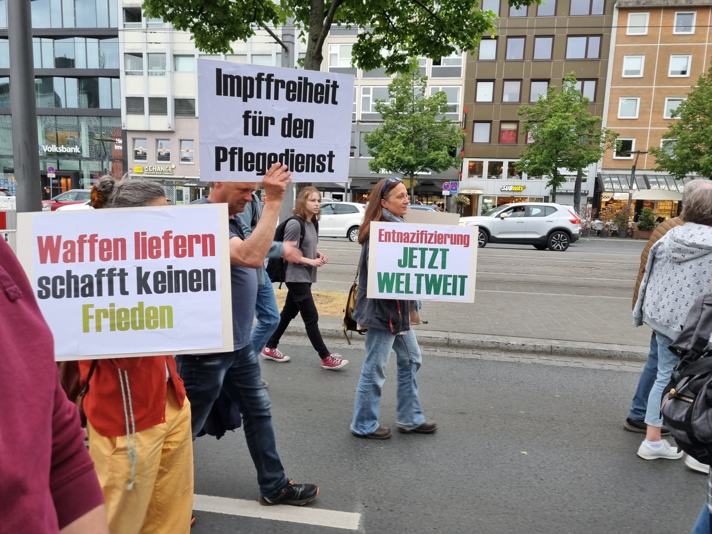 Митинги в Брауншвейге, несмотря на ослабление коронавирусных ограничений продолжаются. Меняются и лозунги