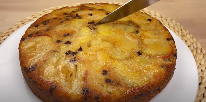 Проследуйте по всем шагам моего рецепта и у вас получится очень вкусный яблочный пирог с шоколадной стружкой