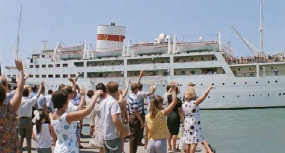 Когда снималась «Бриллиантовая рука», судна с таким названием не существовало... Но всё же, как назывался лайнер, на котором уплывал Семён Горбунков?