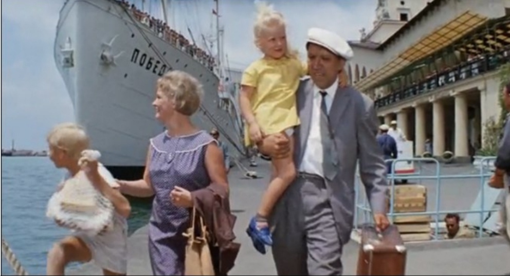 Когда снималась «Бриллиантовая рука», судна с таким названием не существовало... Но всё же, как назывался лайнер, на котором уплывал Семён Горбунков?