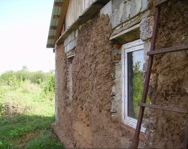 Уютный домик из навоза на берегу моря