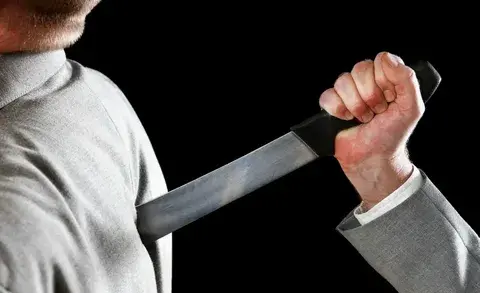 Китайский ножик воткнут в спину.