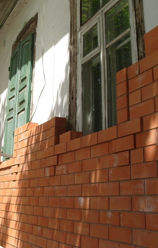 Уютный домик из навоза на берегу моря