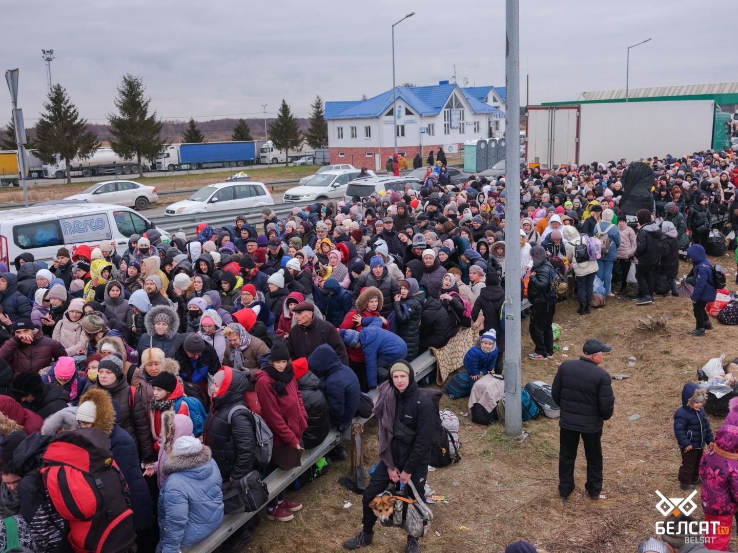 Всех на улицу, хватит! Ужас украинских беженцев! В Европе беженцев из Украины выгоняют из отелей и гостиниц. "Медовый месяц" окончен. Халява тоже