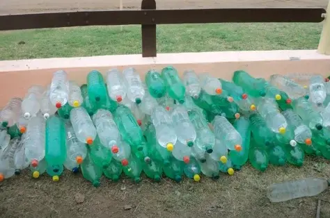 Пока все смеялись, мужик построил дом из пластиковых бутылок с использованием воды