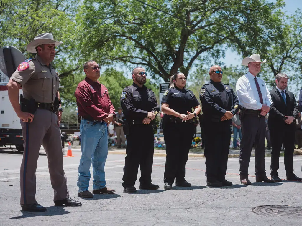 The New Hork Times информирует.Когда Увальде встречается с трауром, дебаты разворачиваются над решением командира