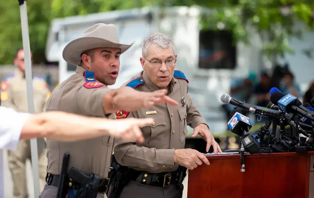 The New Hork Times информирует.Когда Увальде встречается с трауром, дебаты разворачиваются над решением командира