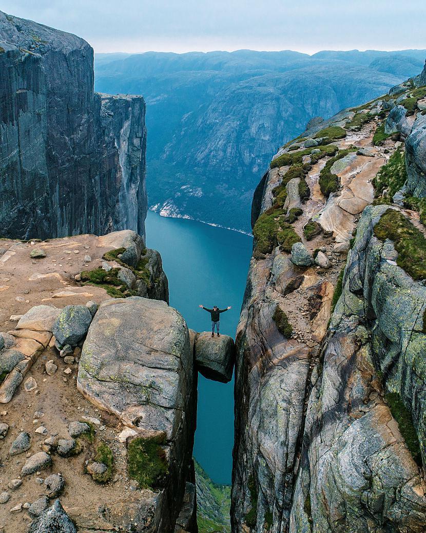 Норвегия камень между скал