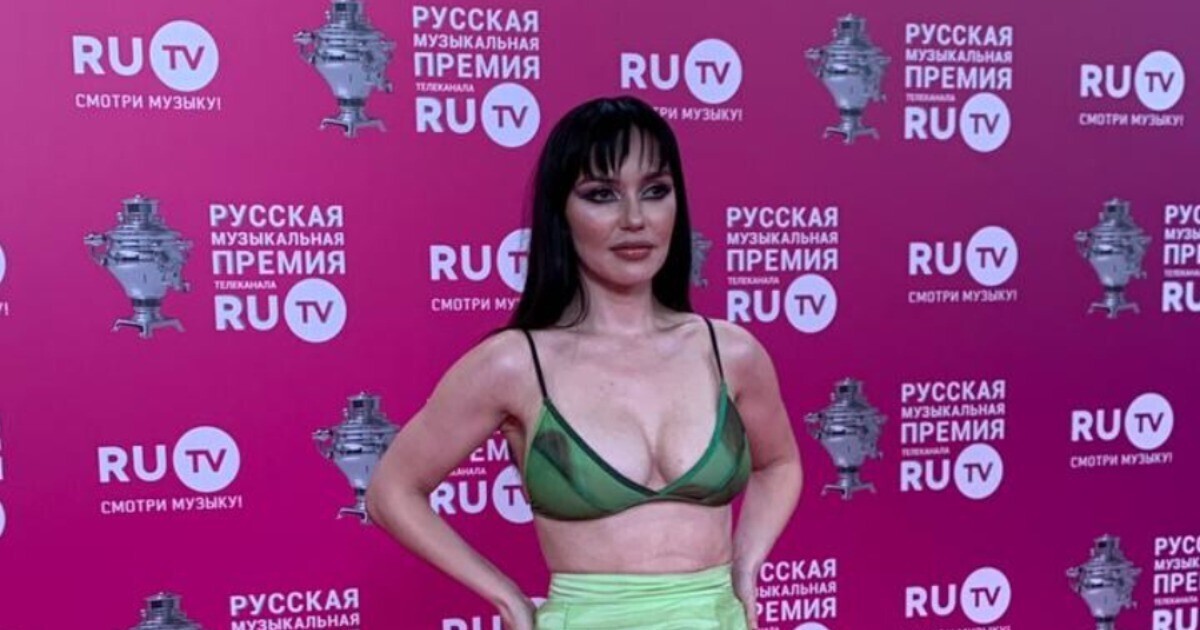 "Увольте своего стилиста!": Экс-солистка группы «Серебро» Ольга Серябкина явилась в образе зеленой русалки на премию RU.TV в Крокус Сити Холл в Москве