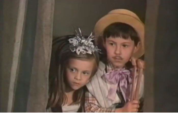 О блокадном Ленинграде, семилетнем мальчике и его друзьях, которые оставались без присмотра родителей, выступали с концертами в госпиталях... Фильм?