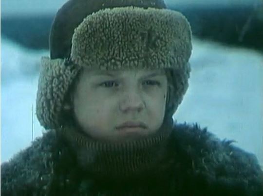 Мать отправляет сына из деревни в райцентр учиться. Мальчик селится у женщины, которая пытается ему помочь, предлагая ему играть на деньги... Фильм?