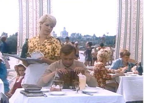 Невеста, обходит молодого историка на конкурсе в аспирантуру педагогического института. Поссорившись с ней, он бросает науку и идет работать... Фильм?