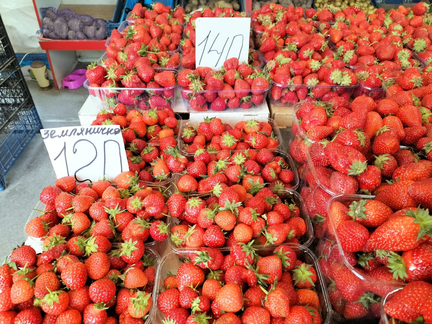 Неожиданный сюрприз. Значительное снижение цен в Крыму на овощи и клубнику. В чем причина снижения цен? Фото и цены с рынка