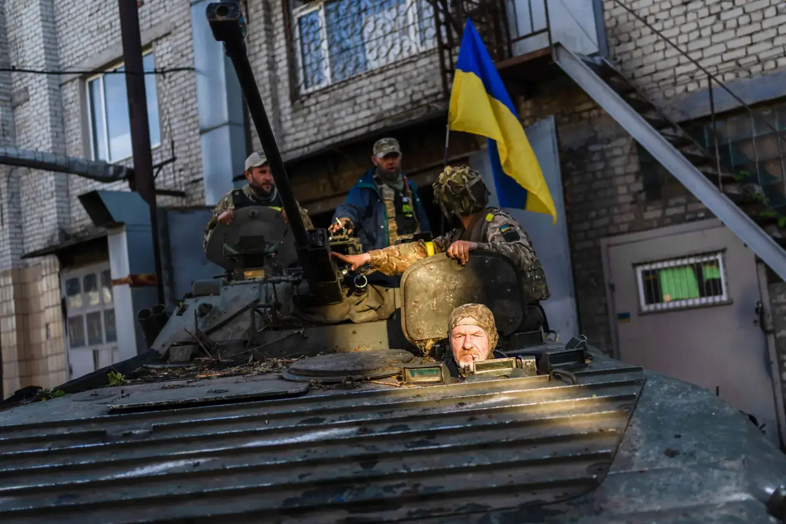 Новости Украины в прямом эфире: после нескольких месяцев дебатов европейские лидеры согласились запретить большую часть импорта российской нефти.