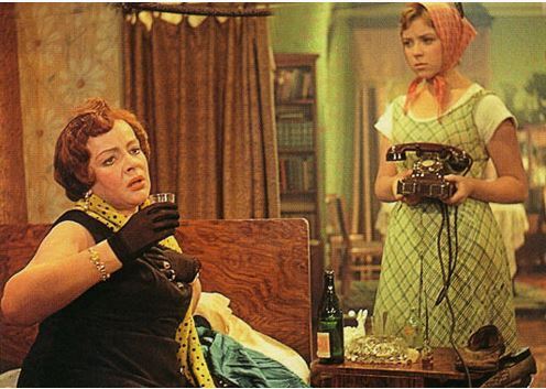 Катя едет завоевывать Москву и на вокзале встречает молодого строителя Пашу... Музыкальный фильм 1958г. Название?