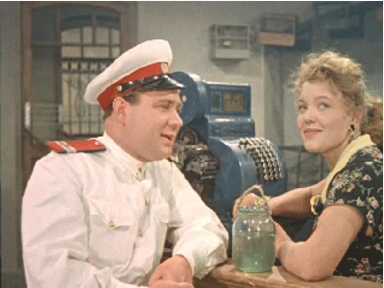 Возвращающийся навеселе главбух Смирнов забирается в будку регулировщика и нарушает движение транспорта на одной из улиц Ленинграда... Комедия 1958г ?