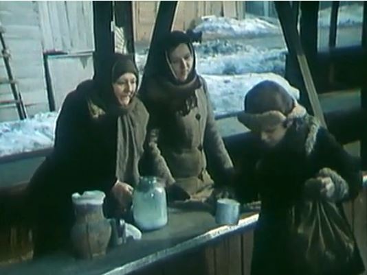 Мать отправляет сына из деревни в райцентр учиться. Мальчик селится у женщины, которая пытается ему помочь, предлагая ему играть на деньги... Фильм?