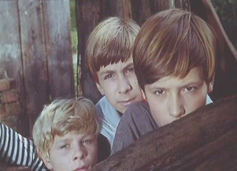 Пионерский лагерь под Москвой - бывшая дворянская усадьба графа Карагаева. Путь к кладу должна указать старинная скульптура... Фильм?