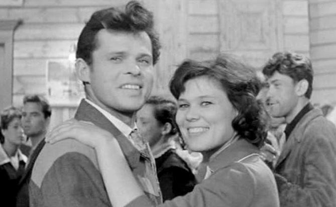 Приехав работать по распределению, девушка в первый же день сталкивается с "красавчиком". Никто и подумать не мог, чем всё это закончится... Фильм?