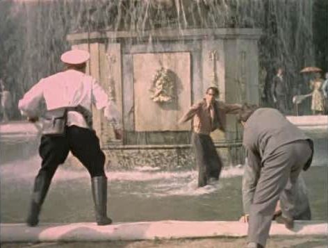 Возвращающийся навеселе главбух Смирнов забирается в будку регулировщика и нарушает движение транспорта на одной из улиц Ленинграда... Комедия 1958г ?