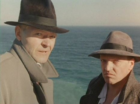 Таинственный голос, услышанный за обедом, обвиняет присутствующих в преступлениях, оставшихся без наказания. Вскоре странная смерть настигает гостей