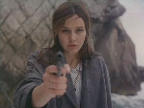 Таинственный голос, услышанный за обедом, обвиняет присутствующих в преступлениях, оставшихся без наказания. Вскоре странная смерть настигает гостей