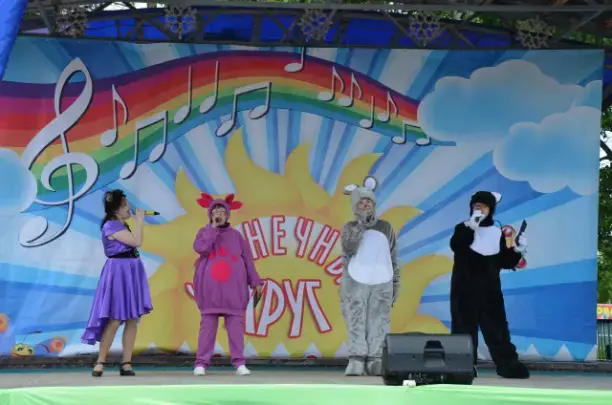 🎉На центральной площади в Черниговке для девчонок и мальчишек провели замечательный праздник. 👏Юных земляков поздравил глава Черниговского района