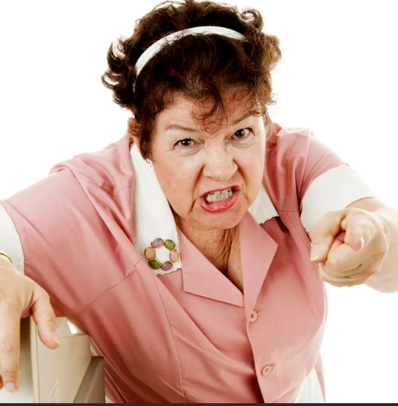 Хамское поведение продавца. Нарушение стандартов обслуживания покупателя.