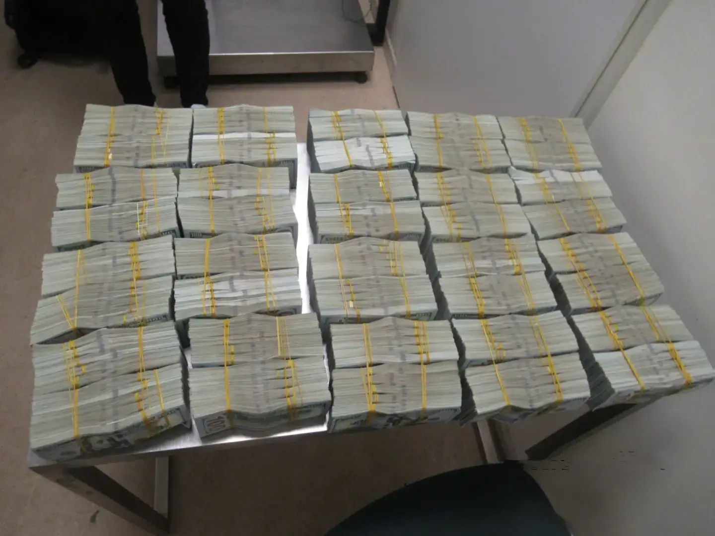 На таможне в Пулково задержали россиянина с 2 млн долларов в ручной клади