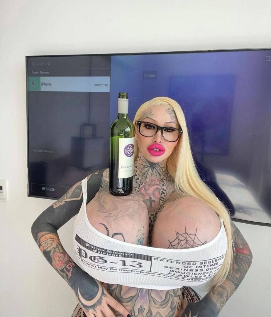 К важным новостям: существо по имени Мэри подаёт в суд на авиакомпанию, потому что те высадили её из самолета на лету из-за слишком большой груди.