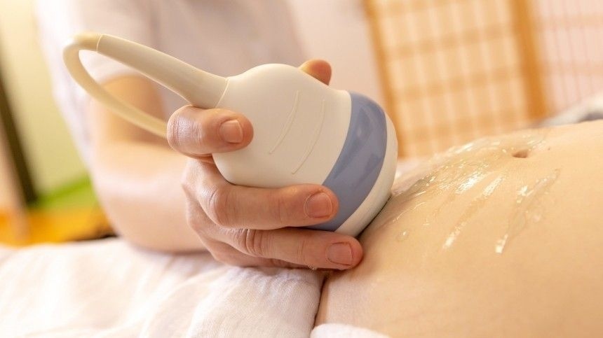 12-летнюю школьницу изнасиловал брат в Москве, девочка забеременела.