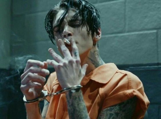 Мы не курим и не пьем, особенно на рабочем месте!