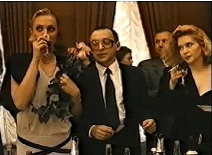 В центре психологической драмы - история братьев-близнецов: военного атташе и работника уголовного розыска.