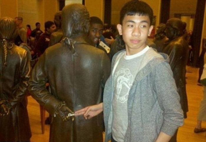 Смешные фото с памятниками, скульптурами