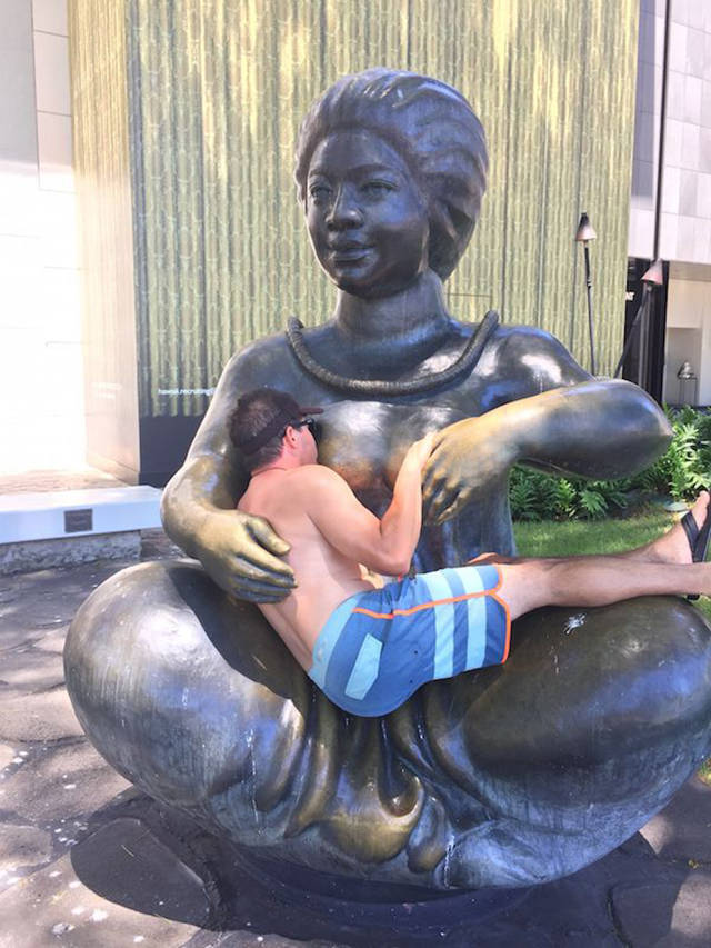 Смешные фото с памятниками, скульптурами