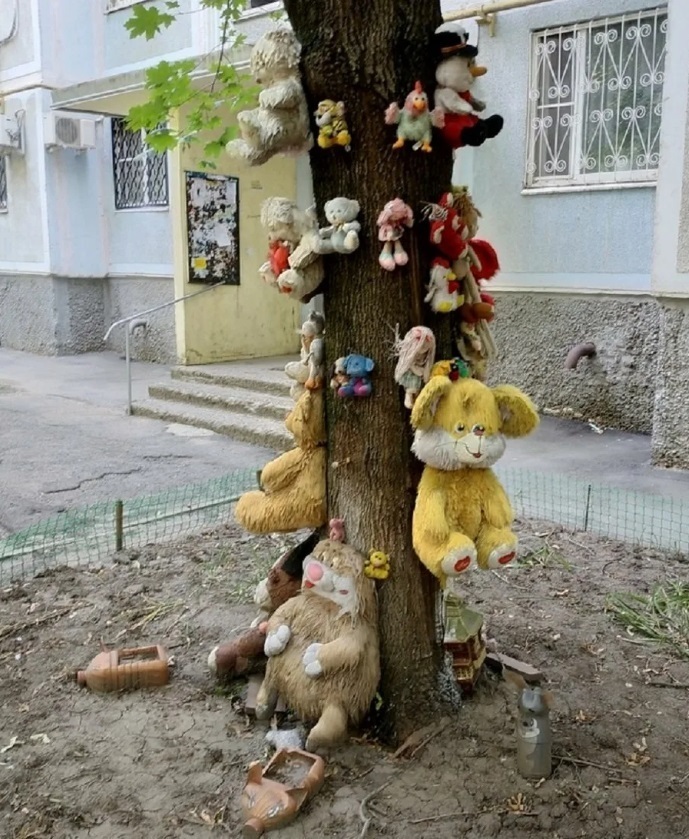 Игрушки прибитые к деревьям, пням, стенам домов на улице