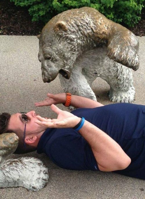 Смешные фото с памятниками, скульптурами