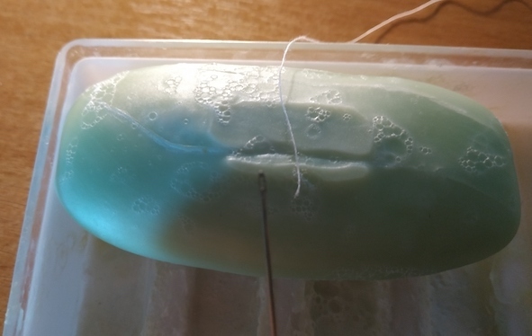 Как легко вдеть нитку в иголку, оторвалась пуговица на блузке или брюках, зацепка на колготках? Не беда. С этим можно справиться даже в офисе 