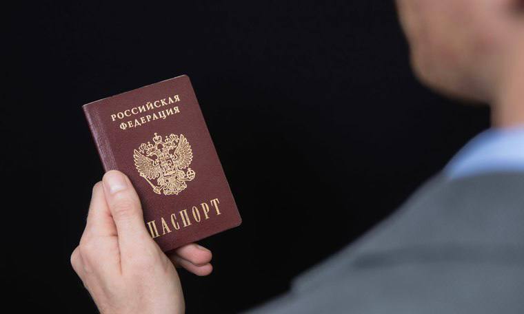 Жители всей Украины смогут получить российские паспорта в Херсонской области вне зависимости от прописки — глава ВГА* региона Владимир Сальдо.