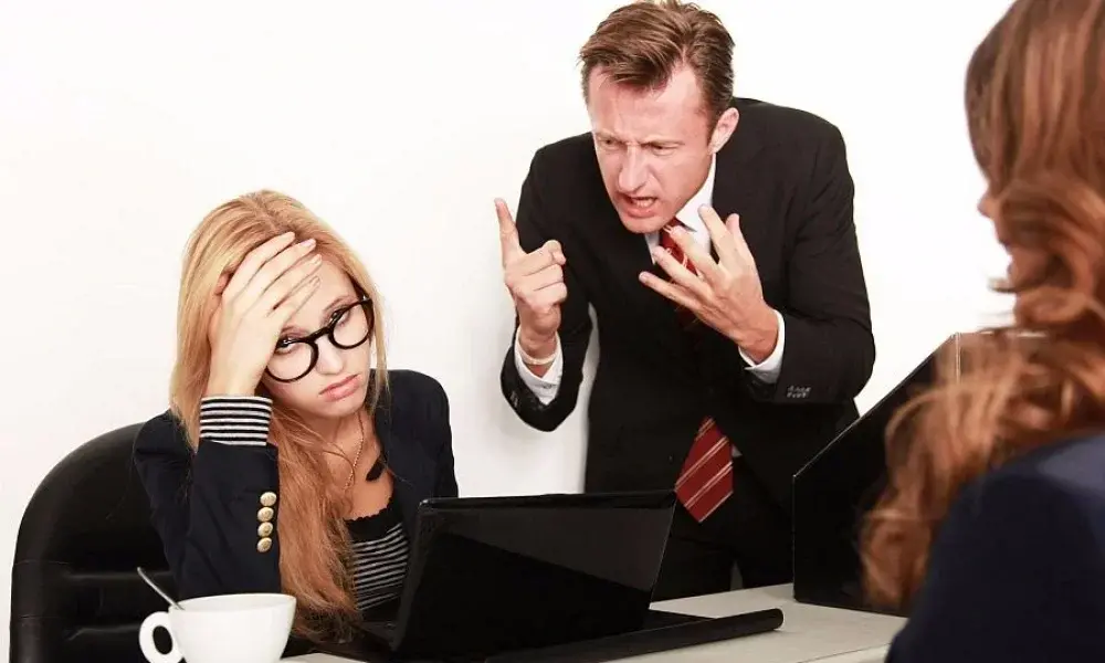 Доносительство: как справиться с травлей на работе?