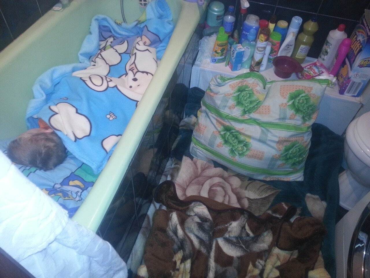 Вот так укладываются спать дети в Горловке😢