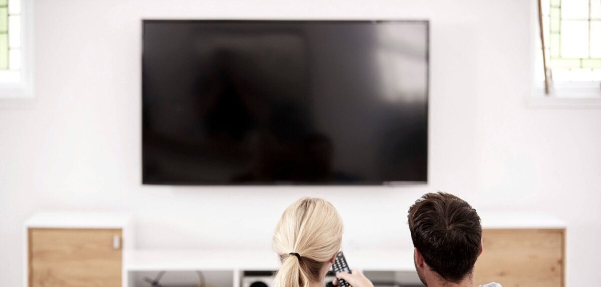 Согласно исследованию, слишком долгий просмотр телевизора опасен для здоровья.