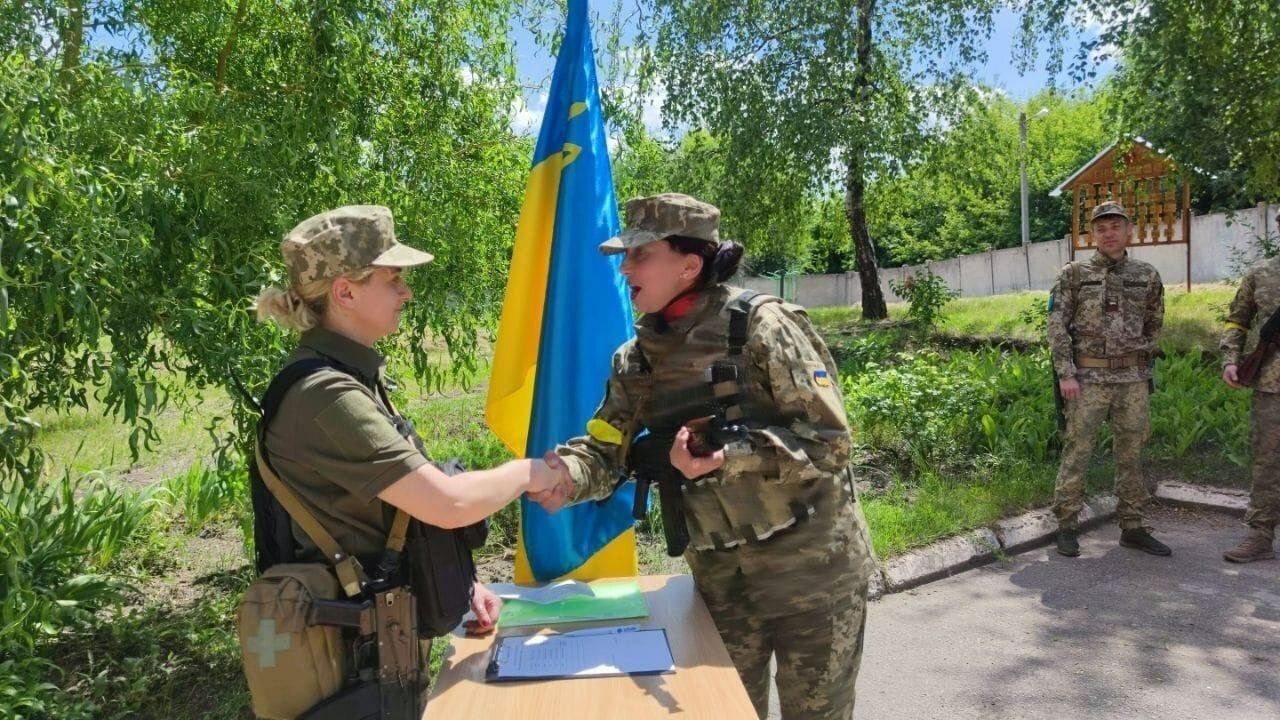 Сегодня в Киеве в 112-й бригаде теробороны привели к присяге очередных новобранцев.