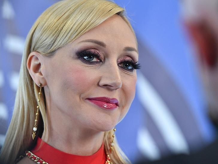 Эх,,Арлекино,Арлекино! Знаменитая песня Аллы Пугачёвой.Куда бежим,ты же из России,и там вы никому не нужны. Хорошо там,где нас нету.