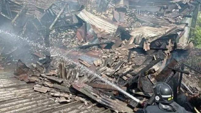 В Краснодарском крае 14-летняя школьница спасла из горящего дома троих детей.